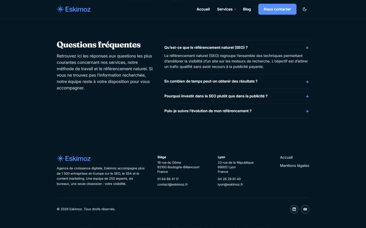 FAQ en accordéon et pied de page de la démo Eskimoz en thème sombre